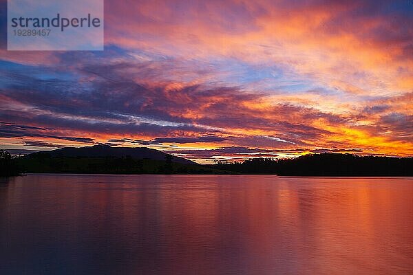 Die idyllische Kulisse des Corunna Lake in Richtung des Mt. Dromedary bei Sonnenuntergang in der Nähe von Tilba  NSW  Australien  Ozeanien