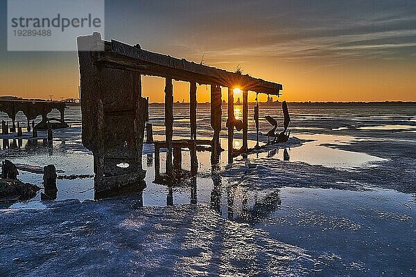 Silhouette der Hansestadt Stralsund mit Eis im Vordergrund von Alteföhr aus gesehen im Winter