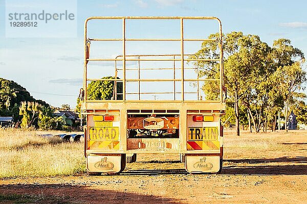 Mt Surprise  Australien  5. Juli 2016: Ein ikonischer australischer Lastzug mit 3 Anhängern ist in Mt Surprise in Queensland  geparkt  Ozeanien