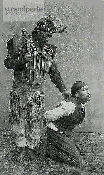 Schamane hält einen Mann auf Knien fest  1890  Alaska  Historisch  digital restaurierte Reproduktion von einer Vorlage aus der damaligen Zeit