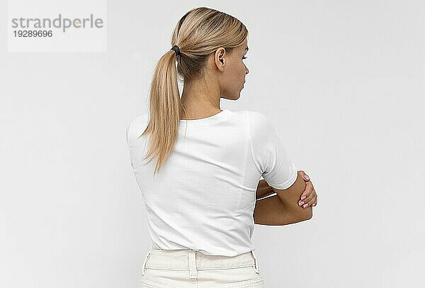Rückenansicht Frau mit Ellenbogenschmerzen