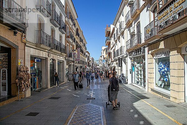 Ronda  Spanien  31. Mai 2019: Menschen in einer Einkaufsstraße im historischen Stadtzentrum  Europa