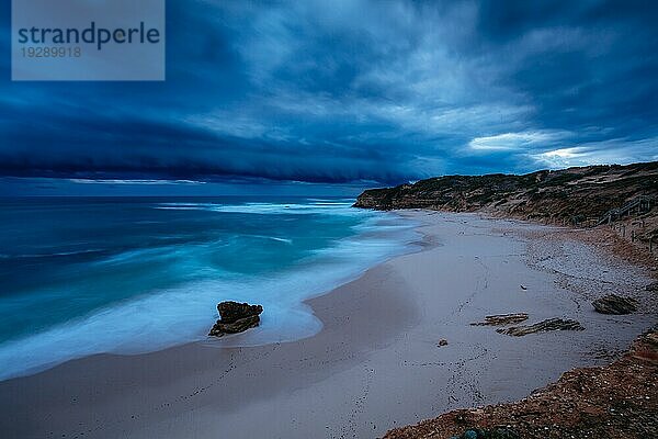 Der idyllische Strand Number Sixteen Beach mit einem aufziehenden Sturm in der Abenddämmerung in Rye  Victoria  Australien  Ozeanien