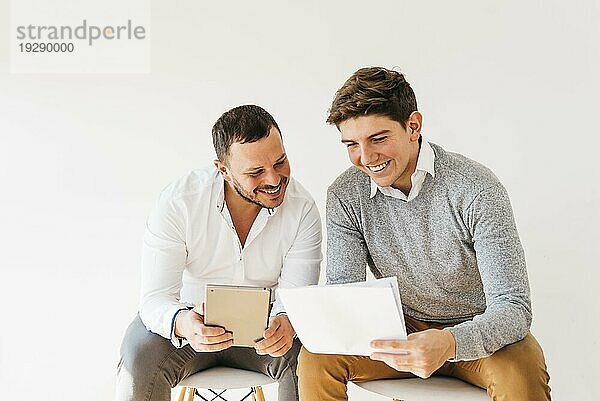 Kollegen suchen Notizen Büro