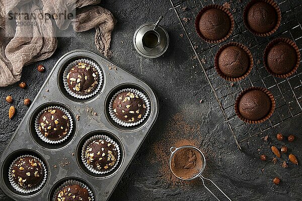 Draufsicht Sortiment Schokoladencupcakes