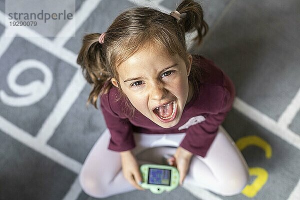 Portrait kleines Mädchen verärgert wegen Spiel