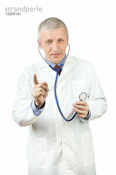 Leitender Arzt mit Stethoskop. vor weißem Hintergrund