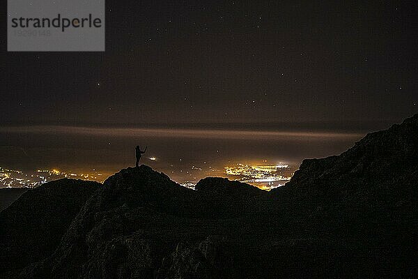 Silhouette eines jungen Mannes auf dem Berg von Aiako Harria in Oiartzun. Baskenland