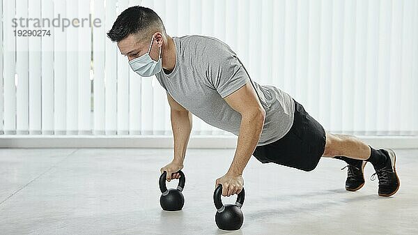 Vollbild Mann beim Training mit Maske