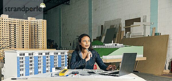 Nachdenkliche afroamerikanische Dame mit Laptop Modellbau