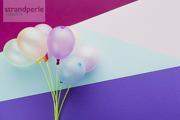 Draufsicht Dekoration mit Luftballons bunten Hintergrund