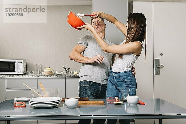 Junges Paar kocht gemeinsam in der Küche
