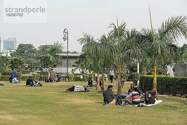 Neu Delhi  Indien  4. Dezember 2019: Menschen auf einer Rasenfläche im Central Park  Asien