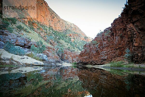 Die beeindruckende Aussicht auf die Ormiston Schlucht in den West MacDonnell Ranges im Northern Territory  Australien  Ozeanien