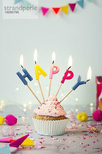 Vorderansicht Geburtstags Cupcake mit brennenden Kerzen