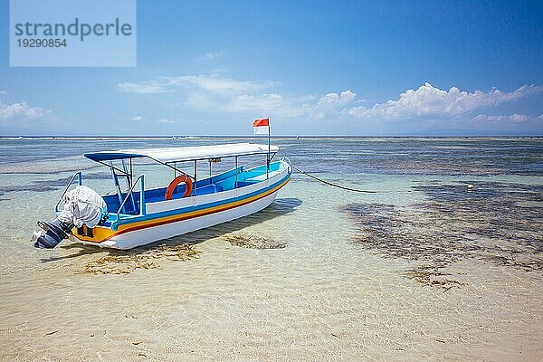 Strandszene und traditionelles balinesisches Boot am Strand von Sanur in Bali  Indonesien  Asien