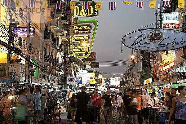 Khao San Road am Abend mit vielen Menschen  Bangkok  Thailand  Asien
