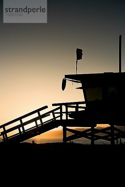 Sonnenuntergang durch einen Rettungsschwimmerturm in der Nähe von Santa Monica in Los Angeles  USA  Nordamerika