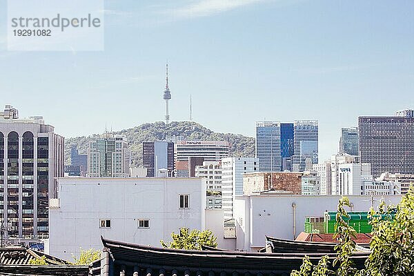 SEOUL  18. AUGUST: Ein Blick über die Dächer des Bukchon Hanok Village. Dies ist ein traditionelles koreanisches Dorf in der Nähe des Gyeongbok Palastes in Seoul  Südkorea  Asien