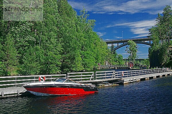 Kanalähnliches stilles Gewässer da drüber eine weitere Brücke  Aquädukt von Haverud  Dalslandkanal  Västra Götaland  Schweden  Europa