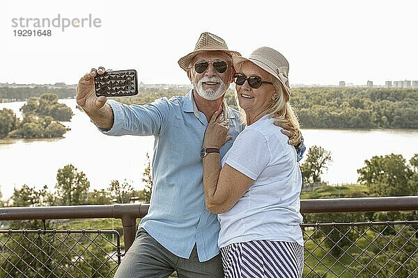 Nettes altes Paar nimmt Selfie