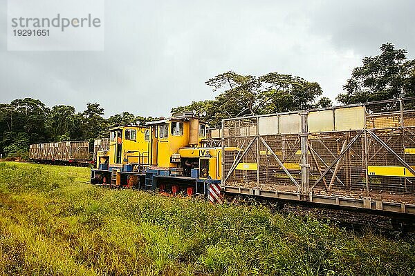 Eine Zuckerrohrlokomotive in der Nähe des Daintree Gebirges im äußersten Norden Queenslands  Australien  Ozeanien