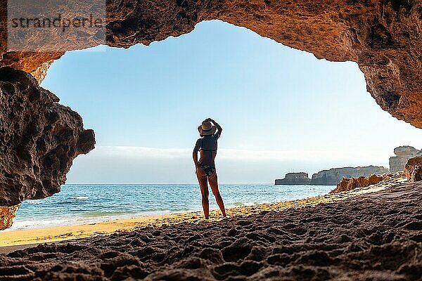 Silhouette einer Frau in der Höhle am Strand an der Algarve  Praia da Coelha  Albufeira. Portugal