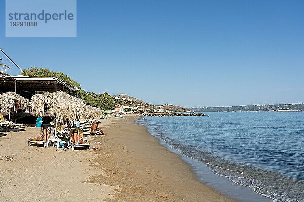 Kreta  Griechenland  21. September 2021: Menschen am Strand von Kalives  Europa