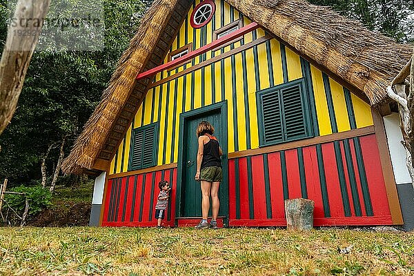 In einem traditionellen madeirensischen Haus wie dem von Santana im Wald von Caldeirao Verde zu spielen  Santana
