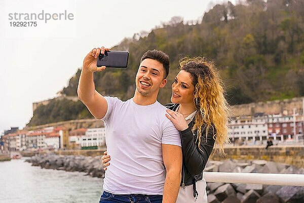 Lebensstil eines kaukasischen Paares beim Sightseeing im Urlaub  am Meer beim Fotografieren