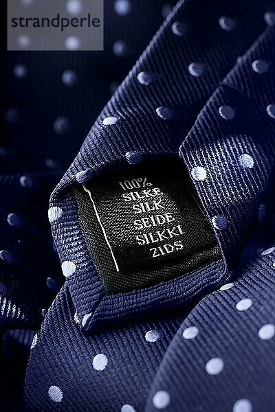 Etikett einer Krawatte aus Seide. Kurze Schärfentiefe  die Schärfe liegt in dem Wort Seide