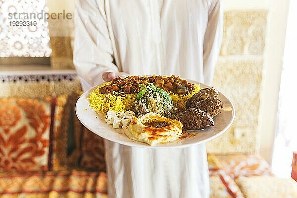 Mann zeigt Gericht arabisches Essen