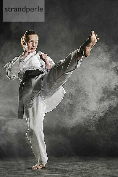 Karate Frau Aktion