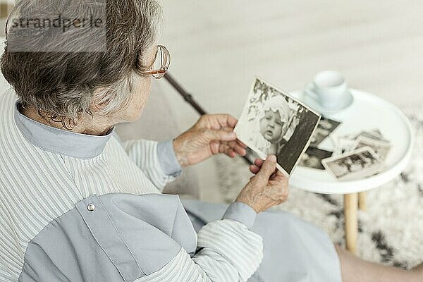 Close up Großmutter suchen alte Bilder