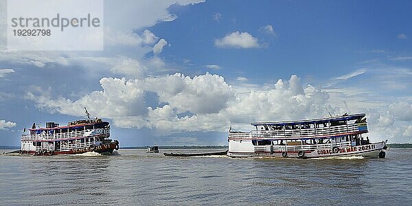 Traditionelle Holzboote  die auf dem Rio Negro fahren  Manaus  Bundesstaat Amazonien  Brasilien  Südamerika