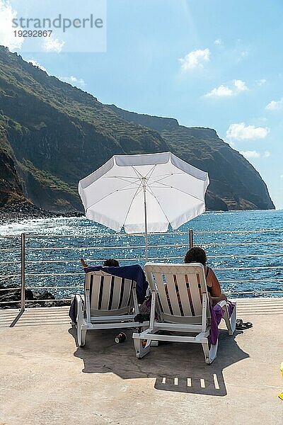 Die Küstenstadt Porto Moniz  die sich in den natürlichen Pools ausruht  um den Sommer zu genießen  Madeira