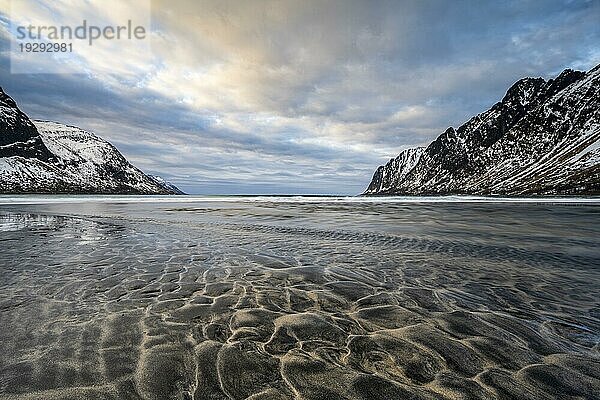 Sandstrand mit Bergen  Strand von Ersfjord  Senja  Norwegen  Europa