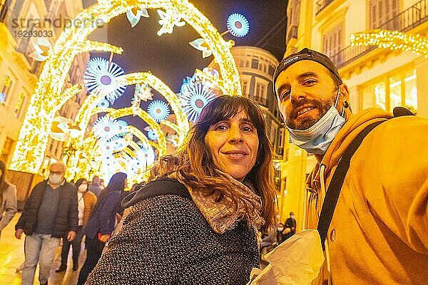 Menschen bei der Weihnachtsbeleuchtung in der Calle Larios im Stadtzentrum von Malaga  Andalusien. Spanien