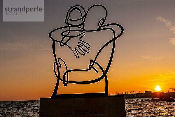 Skulptur zu Gunsten der Opfer des Covid im orangefarbenen Sonnenuntergang am Playa del Cura in der Küstenstadt Torrevieja  Alicante  Valencianische Gemeinschaft. Spanien