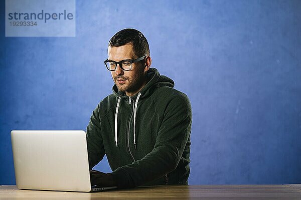 Hacker mit Brille und Laptop