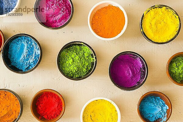 Erhöhte Ansicht holi Farbe Pulver verschiedene Art Schalen konkrete Kulisse