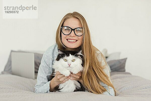 Vorderansicht Frau Bett tragen Pyjamas mit Katze Laptop