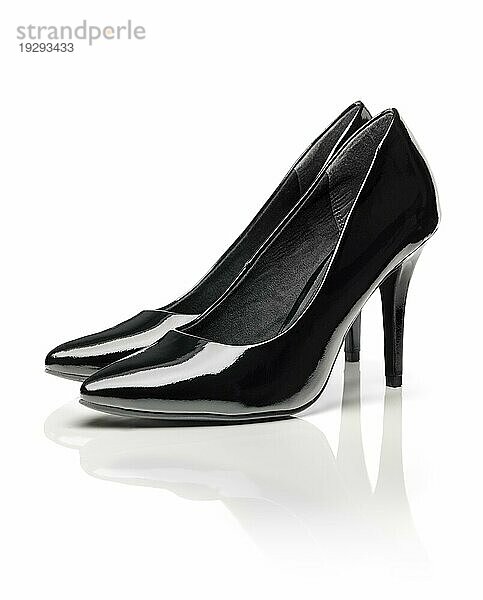 Schwarz glänzendes Lackleder Stiletto Heel Pumps vor weißem Hintergrund mit natürlichen Reflexion