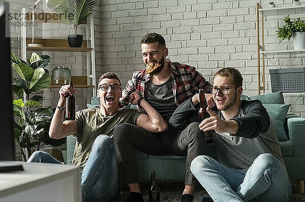 Vorderansicht fröhliche männliche Freunde mit Pizza Bier beobachten Sport TV