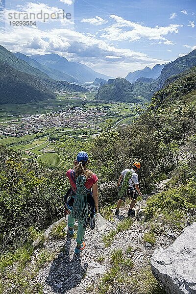 Kletterer beim Abstieg  Mehrseillängenklettern  Klettertour Via la Bellezza della Venere  Gardaseeberge  Arco  Trentino-Südtirol  Italien  Europa