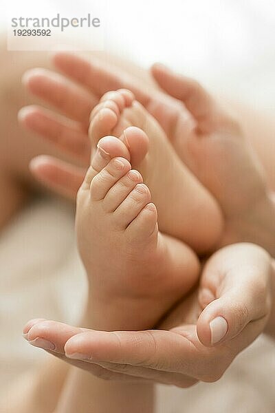 Close up Mama hält Baby s Füße Hände