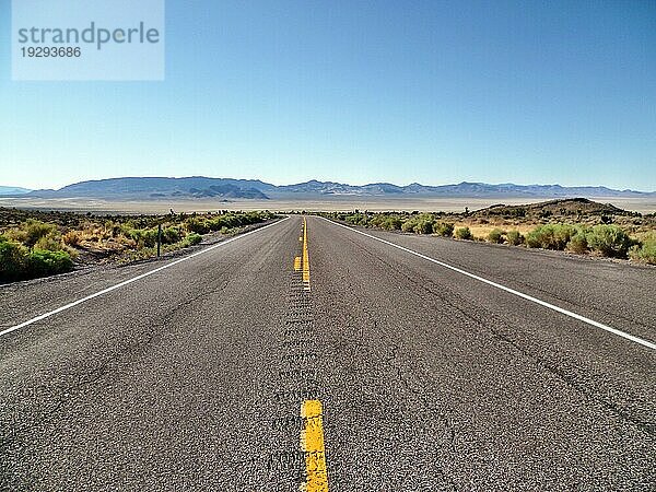 Blick nach Westen entlang der State Route 190 im Death Valley National Park  Kalifornien  USA  Nordamerika