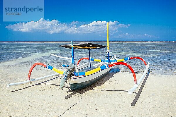 Strandszene und traditionelles balinesisches Boot am Strand von Sanur in Bali  Indonesien  Asien