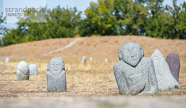 Balbals  historische Grabsteine in Form von menschlichen Gesichtern  bei Tokmok  Chuy  Kirgistan  Asien