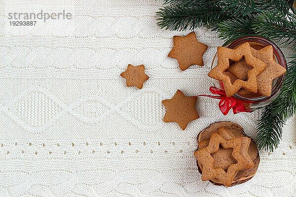 Hausgemachte Weihnachtsplätzchen auf weißem gestrickten Hintergrund  Kopierraum